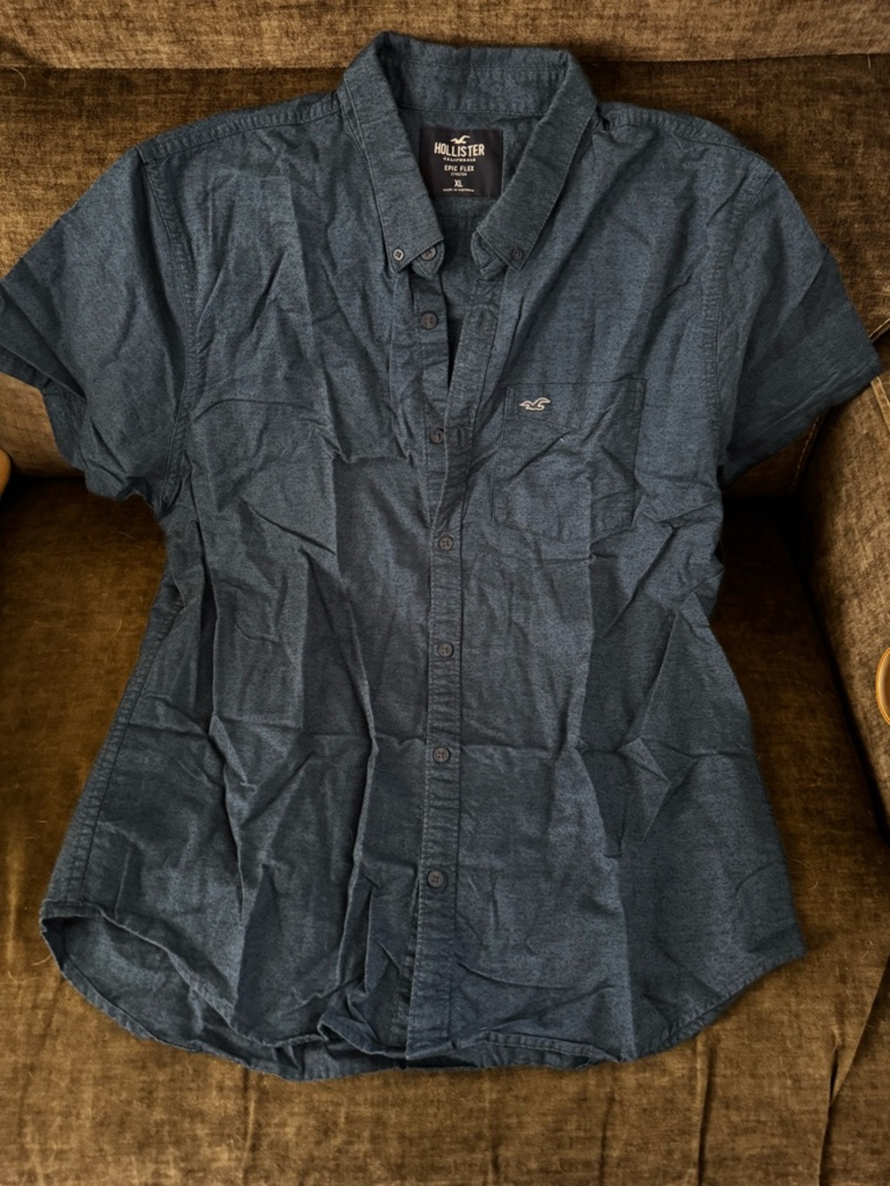 Hollister Men's Short-Sleeve Button-Down Shirt in Dark Blue